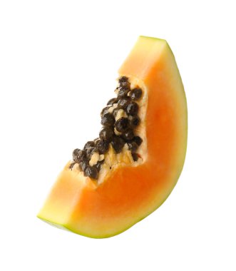 Taze olgun papaya dilimi beyaza izole edilmiş.