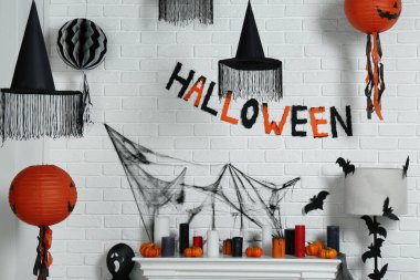 Farklı cadılar bayramı dekorlu şömine. Şenlikli iç mekan