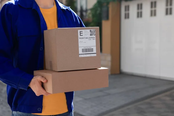Courier Carrying Cardboard Boxes House Outdoors Closeup — Stockfoto