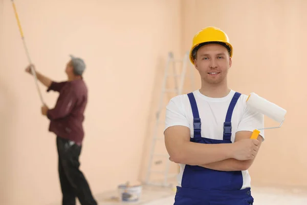 Worker Holding Paint Roller Unfinished Room Painting Walls — Stock Photo, Image