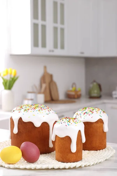 Delicious Easter Cakes Sprinkles Painted Eggs White Table Kitchen — 图库照片