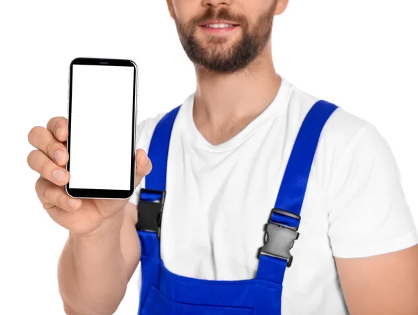 身着制服的专业修理工 在白色背景下展示智能手机 — 图库照片