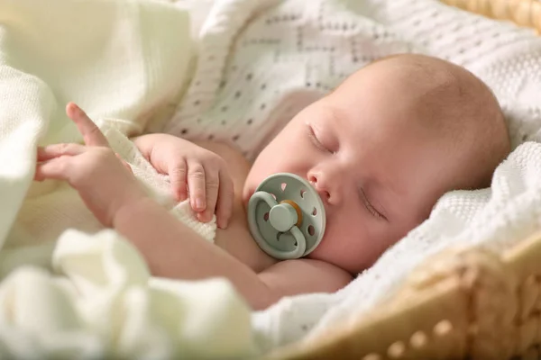 Cute Newborn Baby Sleeping White Blanket Wicker Crib Closeup — Foto Stock