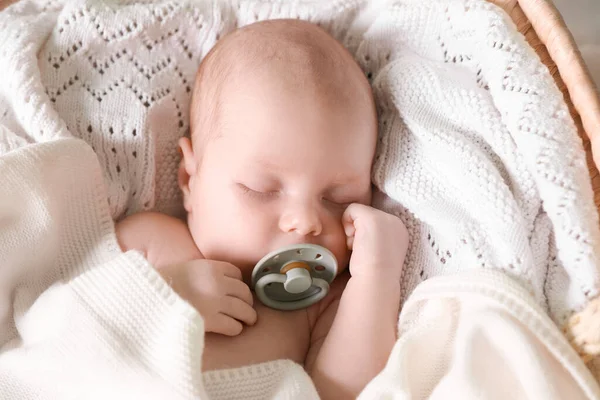 Lindo Bebé Recién Nacido Con Chupete Durmiendo Manta Blanca Vista — Foto de Stock
