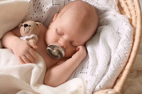 Cute Newborn Baby Sleeping White Blanket Wicker Crib Closeup — Foto de Stock