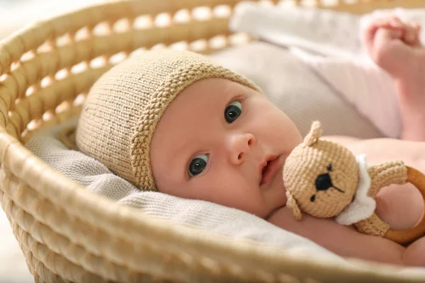 Niedliches Neugeborenes Auf Weißer Decke Weidenbett Nahaufnahme — Stockfoto