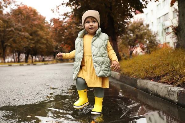 Милая Маленькая Девочка Плескающая Водой Сапогами Луже Открытом Воздухе — стоковое фото