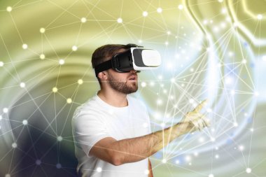 Yenilik fikri. VR kulaklık kullanan bir adam. Çevresindeki ışıklar ve çizgiler dijital gerçekliği simgeliyor.