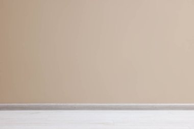 Temiz boş odada güzel bir bej duvar