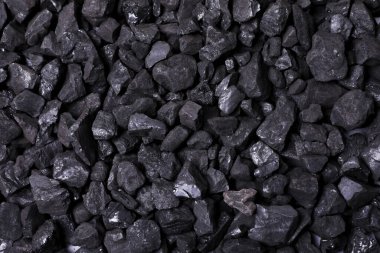 Arkaplan olarak siyah kömür parçaları, üst görünüm