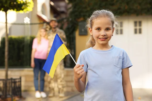 Child Ukrainian Flag Her Father Military Uniform Mother Outdoors Space — Zdjęcie stockowe
