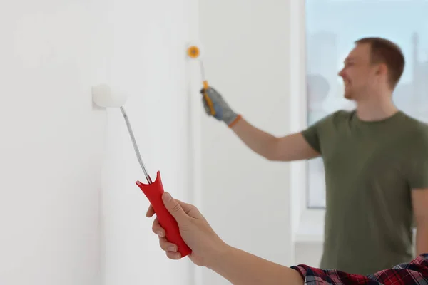 Couple Painting Wall Apartment Repair Closeup — Foto Stock