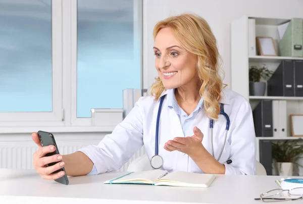 Läkare Med Smartphone Och Anteckningsbok Konsultera Patienten Kliniken Onlinemedicinskt Koncept — Stockfoto
