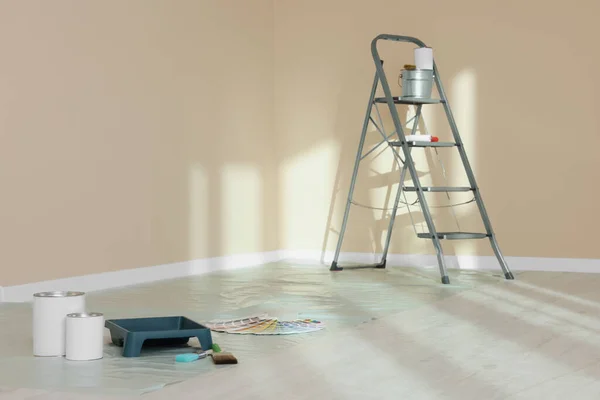 Escadaria Ferramentas Pintura Perto Parede Sala Vazia Espaço Para Texto — Fotografia de Stock