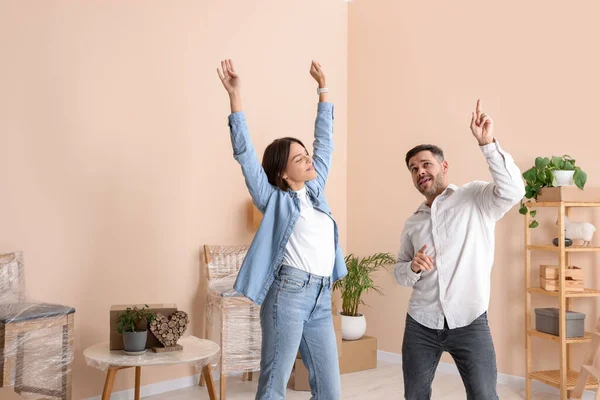 Glückliches Paar Mit Spaß Neuer Wohnung Bewegender Tag — Stockfoto