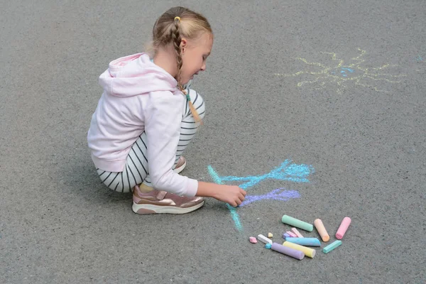 Little Child Drawing Happy Family Chalk Asphalt — Stockfoto