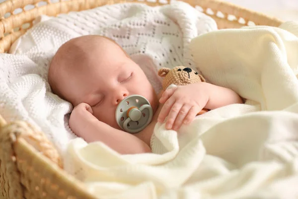Cute Newborn Baby Sleeping White Blanket Wicker Crib Closeup — стоковое фото