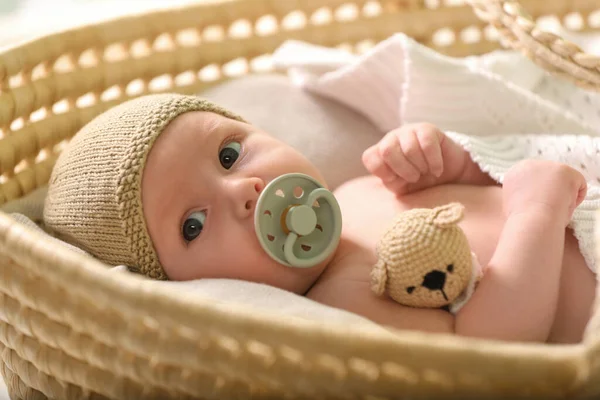 Cute Newborn Baby White Blanket Wicker Crib Closeup — Zdjęcie stockowe
