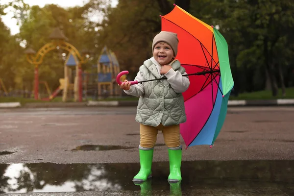 Petite Fille Mignonne Avec Parapluie Coloré Debout Dans Flaque Eau — Photo