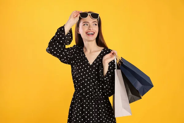 Χαρούμενη Νεαρή Γυναίκα Τσάντες Για Ψώνια Κίτρινο Φόντο Μεγάλη Πώληση — Φωτογραφία Αρχείου