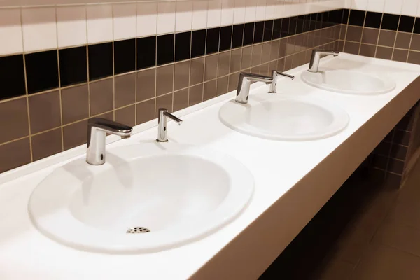 Row Clean Ceramic Sinks Public Toilet — 图库照片