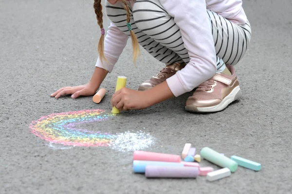 Kleines Kind Zeichnet Regenbogen Mit Kreide Auf Asphalt Nahaufnahme — Stockfoto