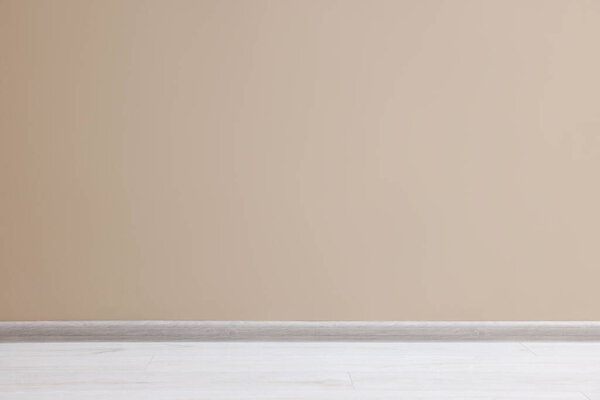 Красивая бежевая стена в чистой пустой комнате