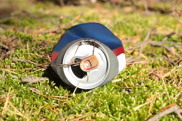 Used Aluminum Can Grass Outdoors Recycling Problem — Φωτογραφία Αρχείου