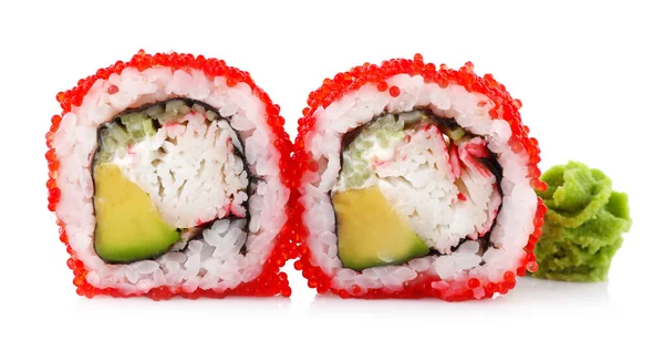 白を基調としたとびこキャビア付きのおいしい新鮮な寿司ロール — ストック写真
