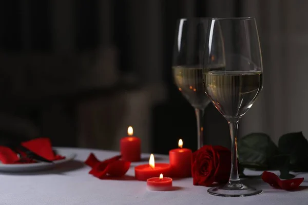 Romantische Tafel Met Glazen Witte Wijn Brandende Kaarsen Tegen Wazige — Stockfoto