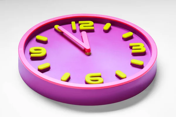 Ceasul Arată Cinci Minute Până Miezul Nopţii Fundal Alb Aproape — Fotografie, imagine de stoc