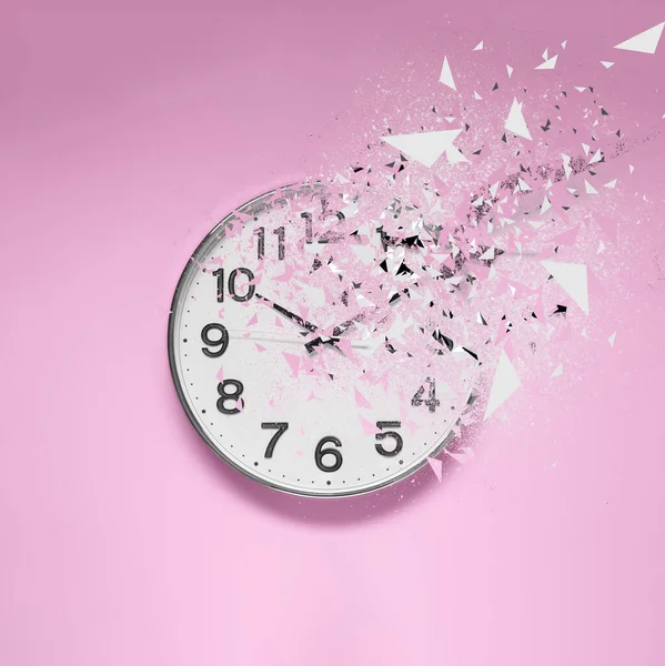 Концепція Скорочення Часу Аналоговий Годинник Розчиняється Рожевому Фоні — стокове фото