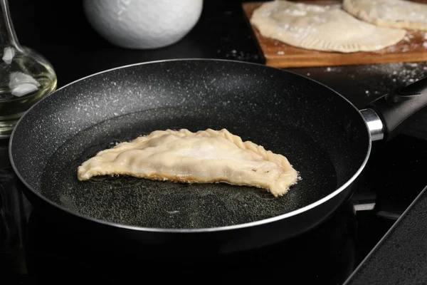 Приготування Чебуреків Смачною Начинкою Сковороді — стокове фото