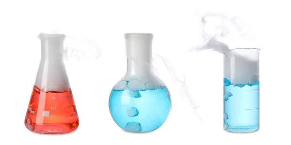 Kolby Laboratoryjne Zlewka Kolorowymi Płynami Białym Tle Reakcja Chemiczna — Zdjęcie stockowe