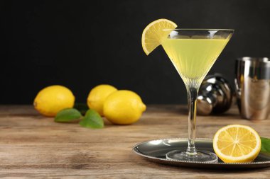 Limonlu martini kokteyli ve ahşap masada taze meyveler.