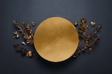Altın dekorlu düz bir kompozisyon. Metin için boşluk