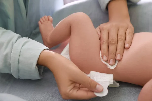 Anne Bebeğin Bezini Masada Değiştiriyor Yakın Plan — Stok fotoğraf