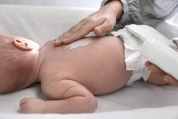 Madre Aplicando Crema Hidratante Espalda Del Bebé Cambiador Primer Plano —  Fotos de Stock