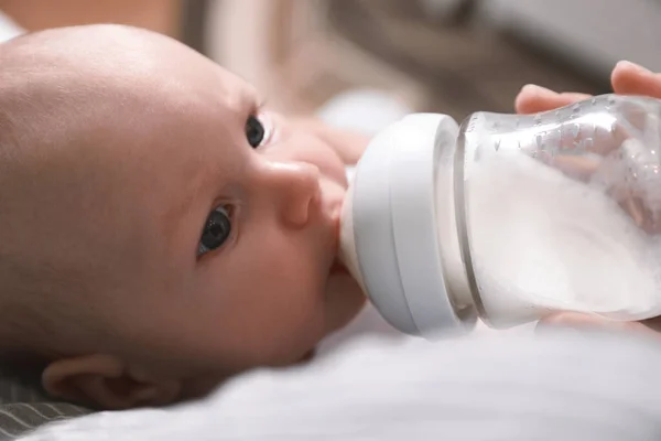 Mother Feeding Her Little Baby Bottle Closeup —  Fotos de Stock