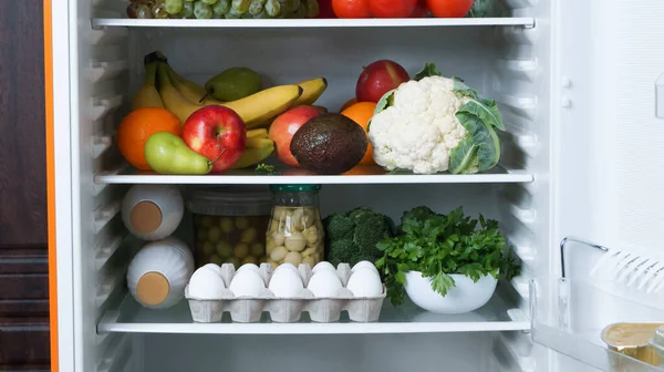 Refrigerador Abierto Lleno Muchos Productos Diferentes — Foto de Stock