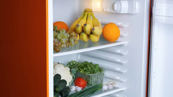 Refrigerador Abierto Con Muchas Verduras Frutas Frescas Diferentes — Foto de Stock