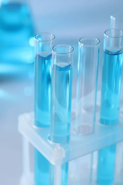 Laboratuvarda Açık Mavi Sıvıyla Test Tüpleri Yakın Plan — Stok fotoğraf