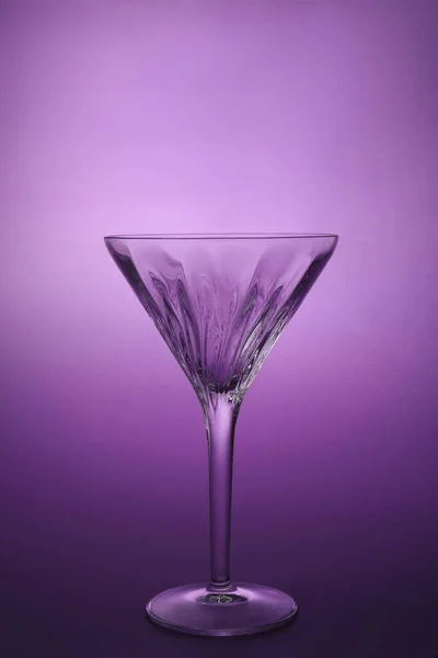 Elegante Vaso Martini Vacío Sobre Fondo Púrpura —  Fotos de Stock