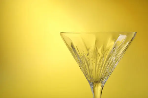 Elegante Vaso Martini Vacío Sobre Fondo Amarillo Primer Plano Espacio —  Fotos de Stock