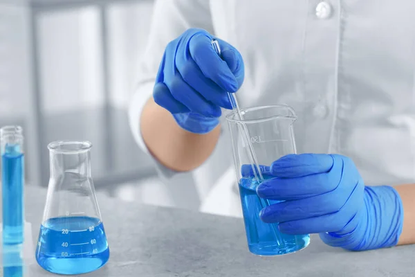 Επιστήμονας Που Λαμβάνει Δείγμα Γαλάζιου Υγρού Στο Εργαστήριο Κοντινό Πλάνο — Φωτογραφία Αρχείου