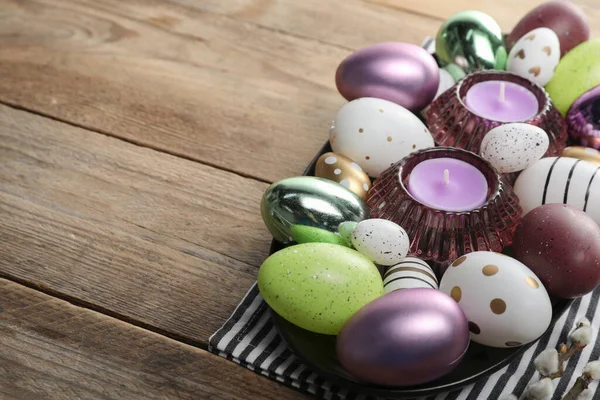 Çok Güzel Dekore Edilmiş Paskalya Yumurtaları Ahşap Masa Üzerindeki Kokulu — Stok fotoğraf