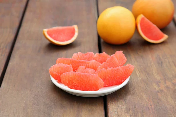 Geschnittene Und Ganz Frische Reife Grapefruits Auf Holztisch — Stockfoto