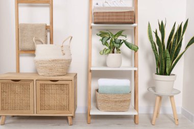 Beyaz duvarın yanındaki dekoratif merdivende yumuşak havlular.