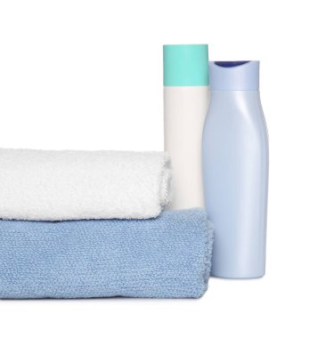 Beyaz arka planda kozmetik ürünleri olan yumuşak terry havlular
