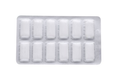 Beyaz arka planda sakız çiğneyen kabarcık, üst görünüm